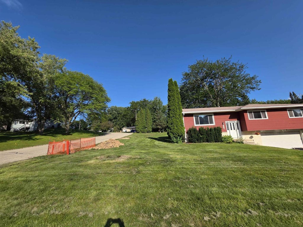 Photo of 512 Central AVENUE, Deerfield, WI 53531 (MLS # 2031375)