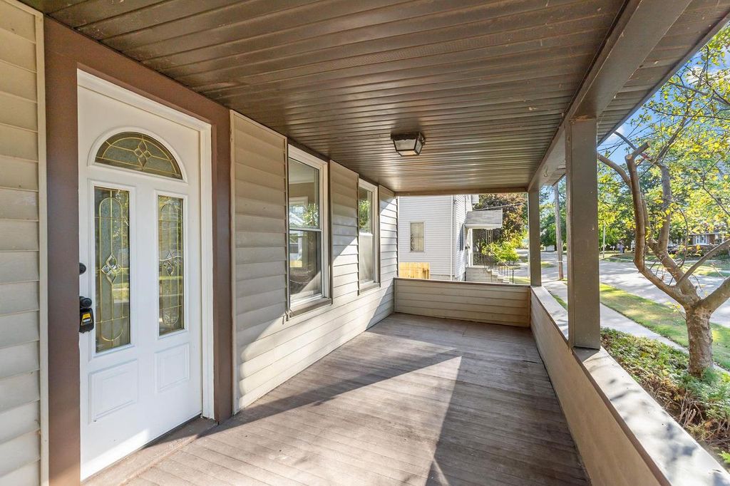 Photo of 110 W 17th AVENUE, Oshkosh, WI 54902 (MLS # 50316558)