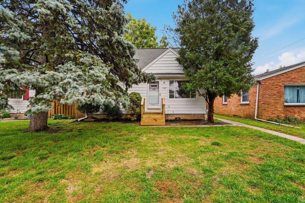 Photo of 3850 S 53rd STREET, Milwaukee, WI 53220 (MLS # 1983283)