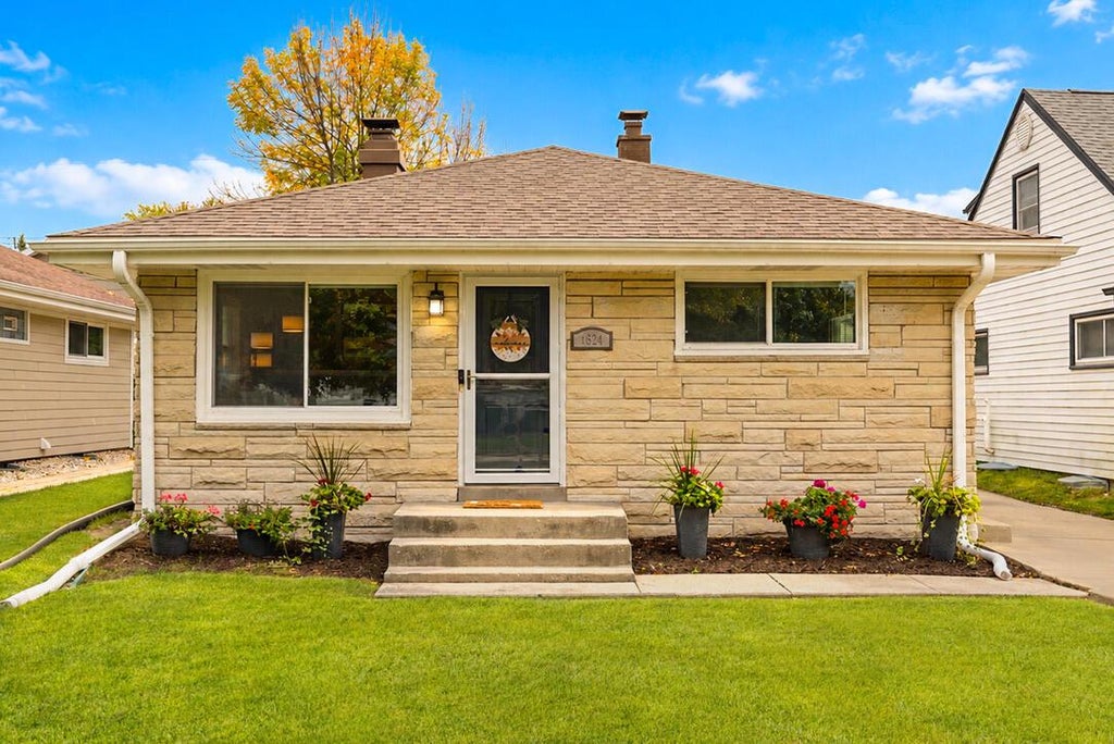 Photo of 4624 S 50th STREET, Greenfield, WI 53220 (MLS # 1985981)