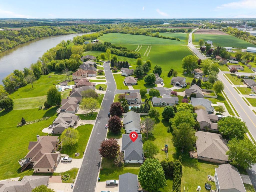 Photo of 1040 Crestview DRIVE, Wrightstown, WI 54180 (MLS # 50325929)
