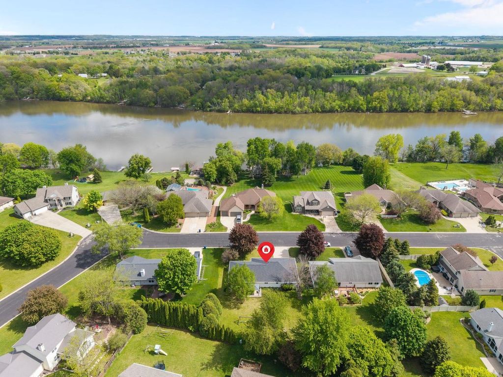 Photo of 1040 Crestview DRIVE, Wrightstown, WI 54180 (MLS # 50325929)
