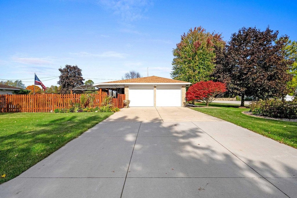 Photo of 213 Main STREET, Pulaski, WI 54162 (MLS # 50333949)
