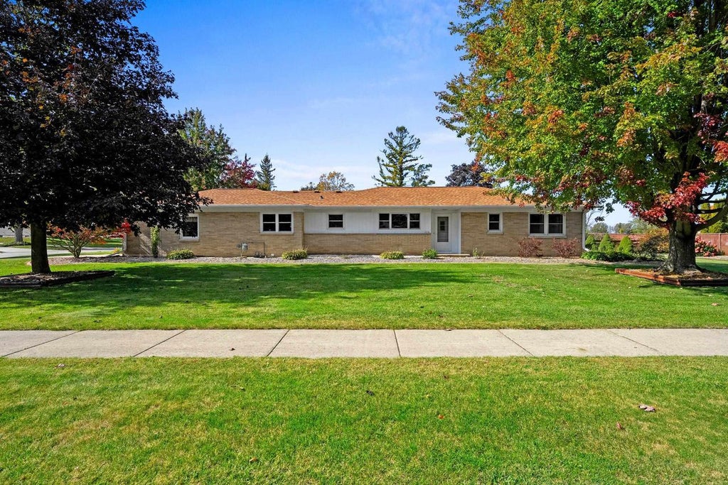 Photo of 213 Main STREET, Pulaski, WI 54162 (MLS # 50333949)