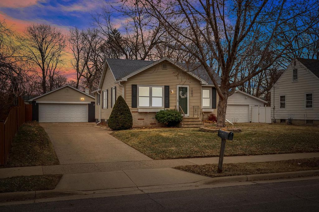 Photo of 1007 Wilson STREET, Onalaska, WI 54650 (MLS # 1954154)