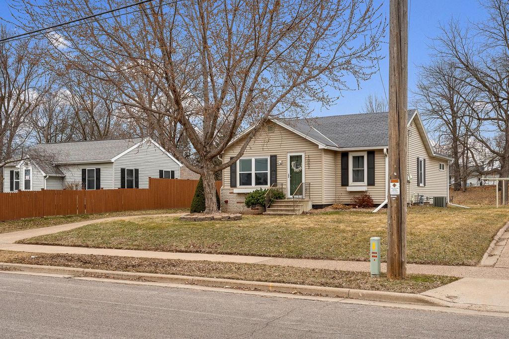 Photo of 1007 Wilson STREET, Onalaska, WI 54650 (MLS # 1954154)