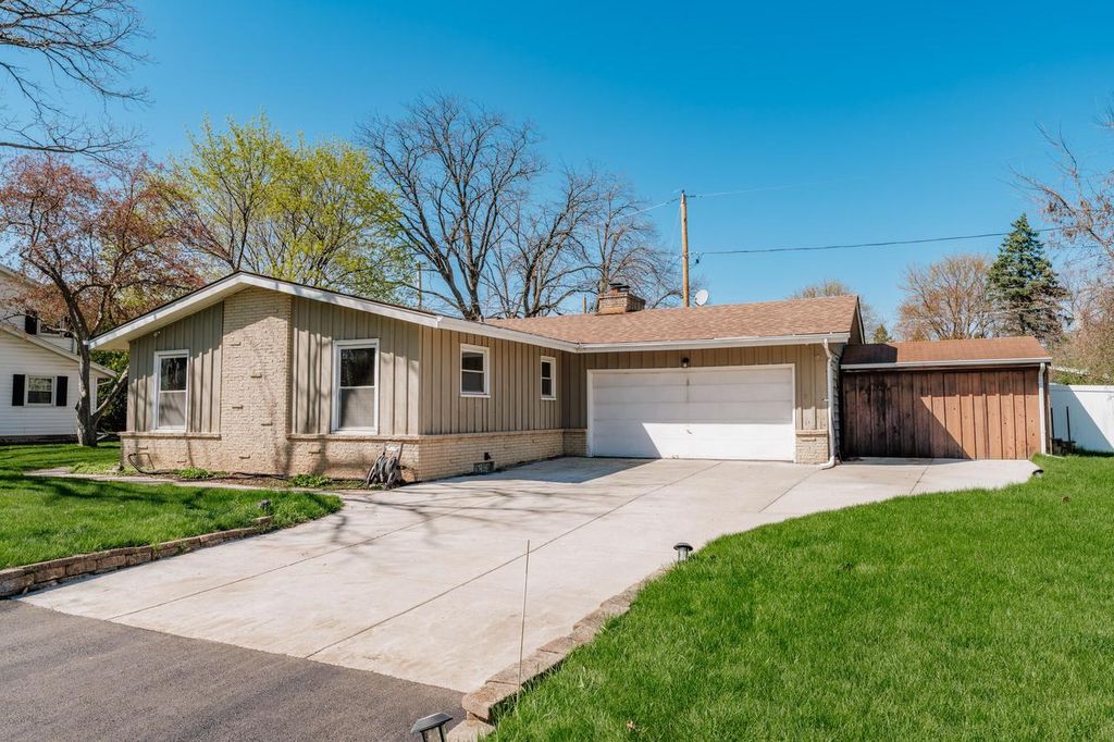 Photo of 9814 W Green Tree ROAD, Milwaukee, WI 53224 (MLS # 1959234)