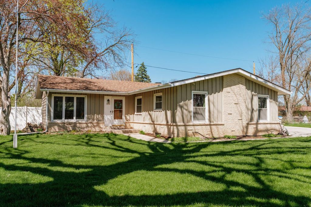 Photo of 9814 W Green Tree ROAD, Milwaukee, WI 53224 (MLS # 1959234)