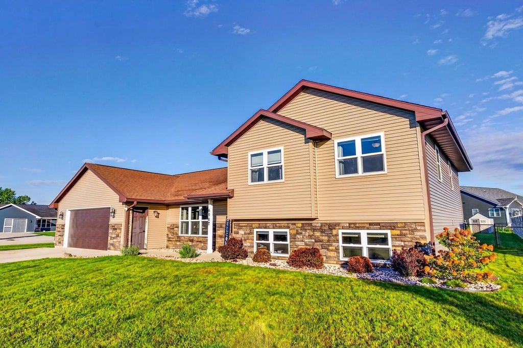 Photo of 698 Prairie View DRIVE, Evansville, WI 53536 (MLS # 2032283)