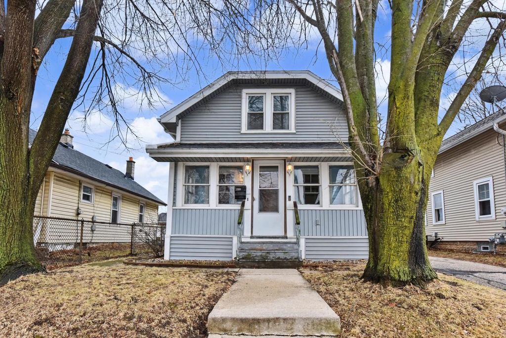 Photo of 1203 Lincoln AVENUE, Waukesha, WI 53186 (MLS # 1953405)