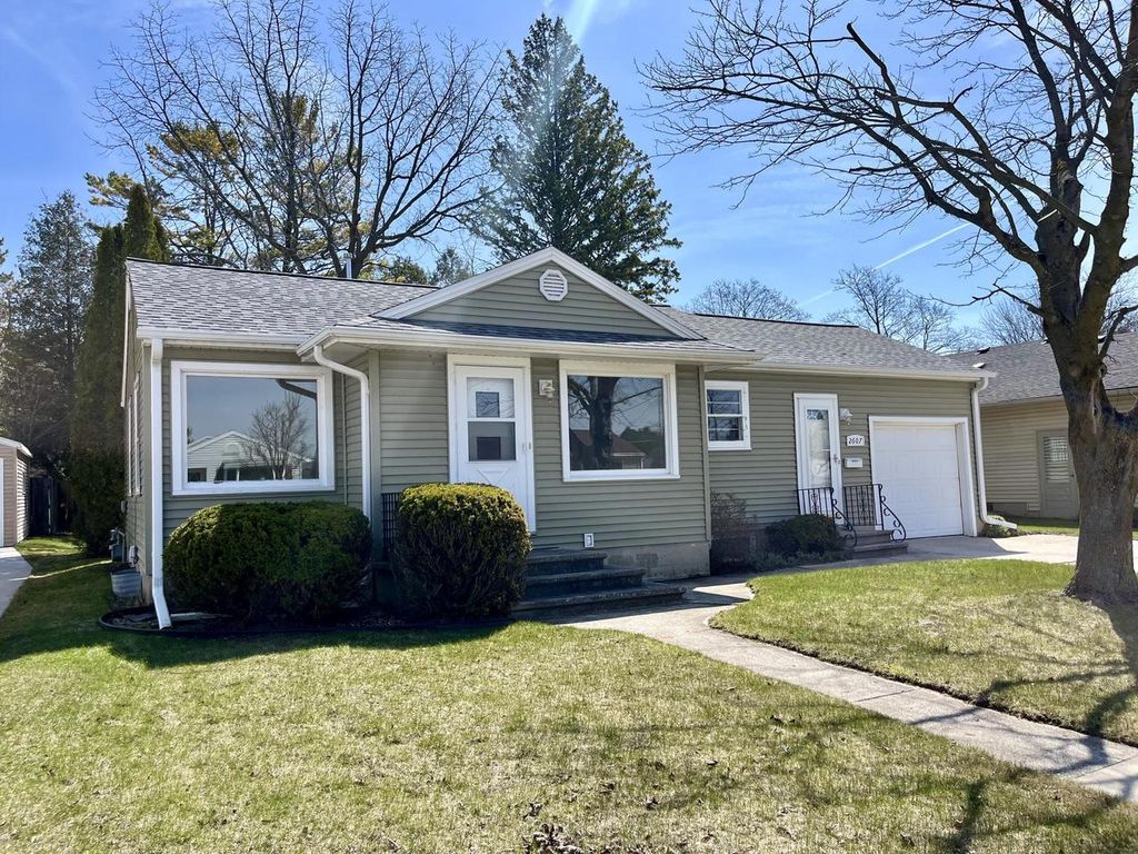 Photo of 2607 Lincoln AVENUE, Two Rivers, WI 54241 (MLS # 1960520)