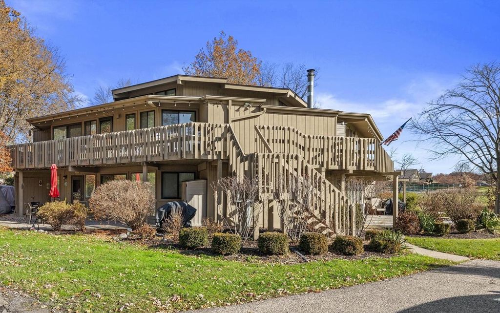 Photo of 701 Country Club DRIVE #E, Fontana, WI 53125 (MLS # 1943032)