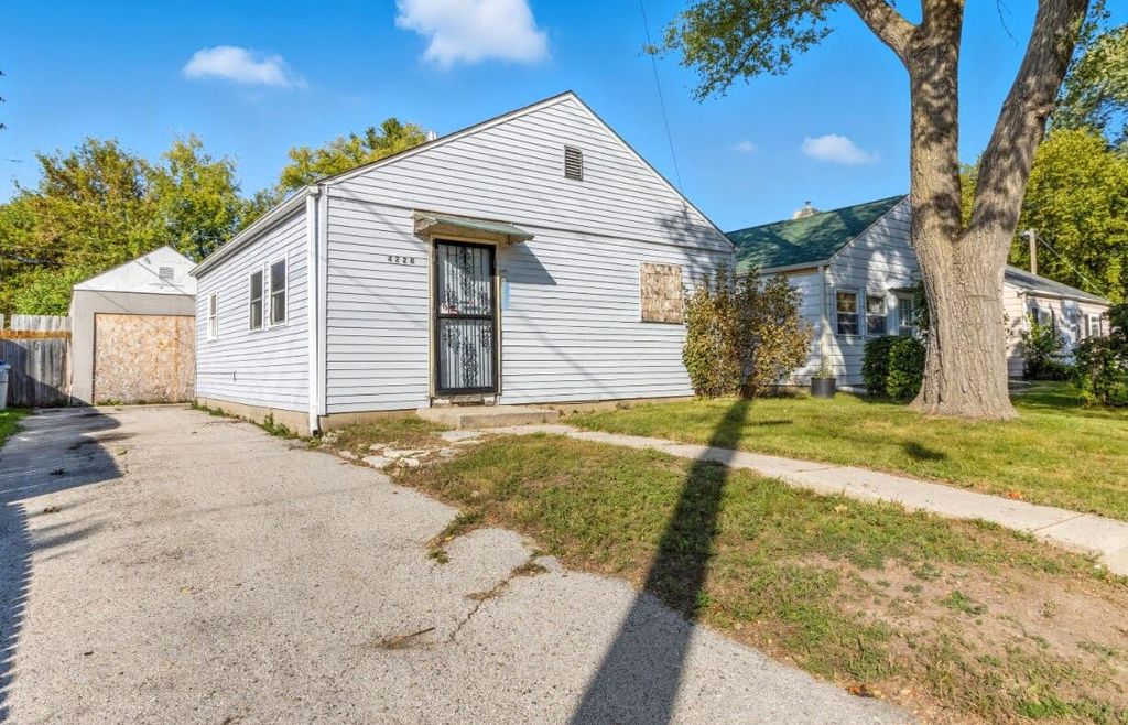 Photo of 4228 W Newton PLACE, Milwaukee, WI 53209 (MLS # 1938054)