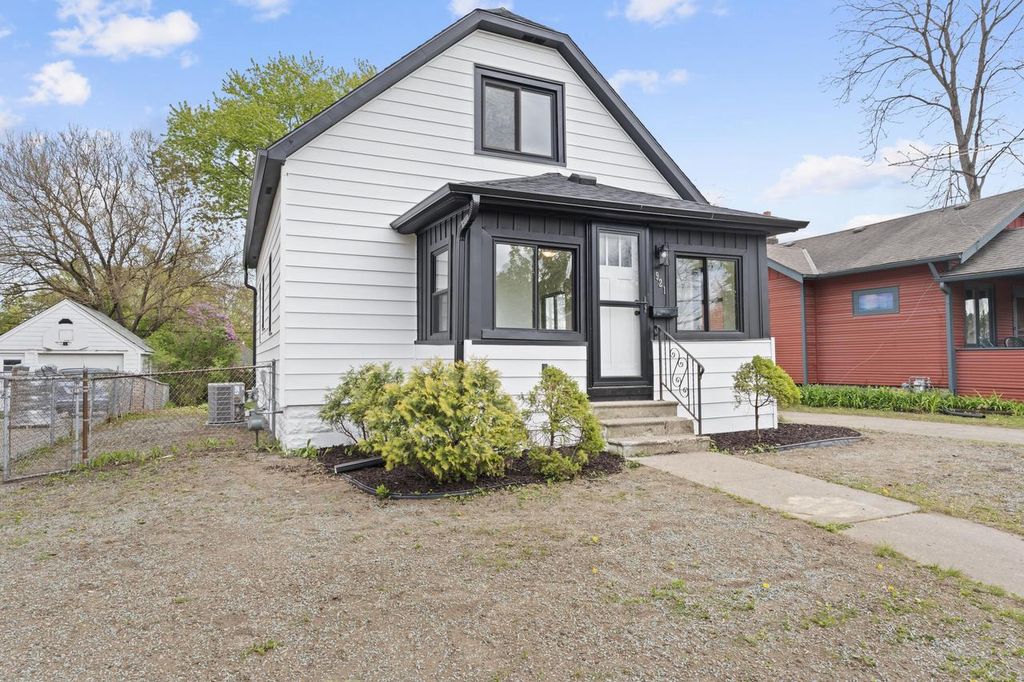 Photo of 921 Perkins AVENUE, Waukesha, WI 53186 (MLS # 1961397)