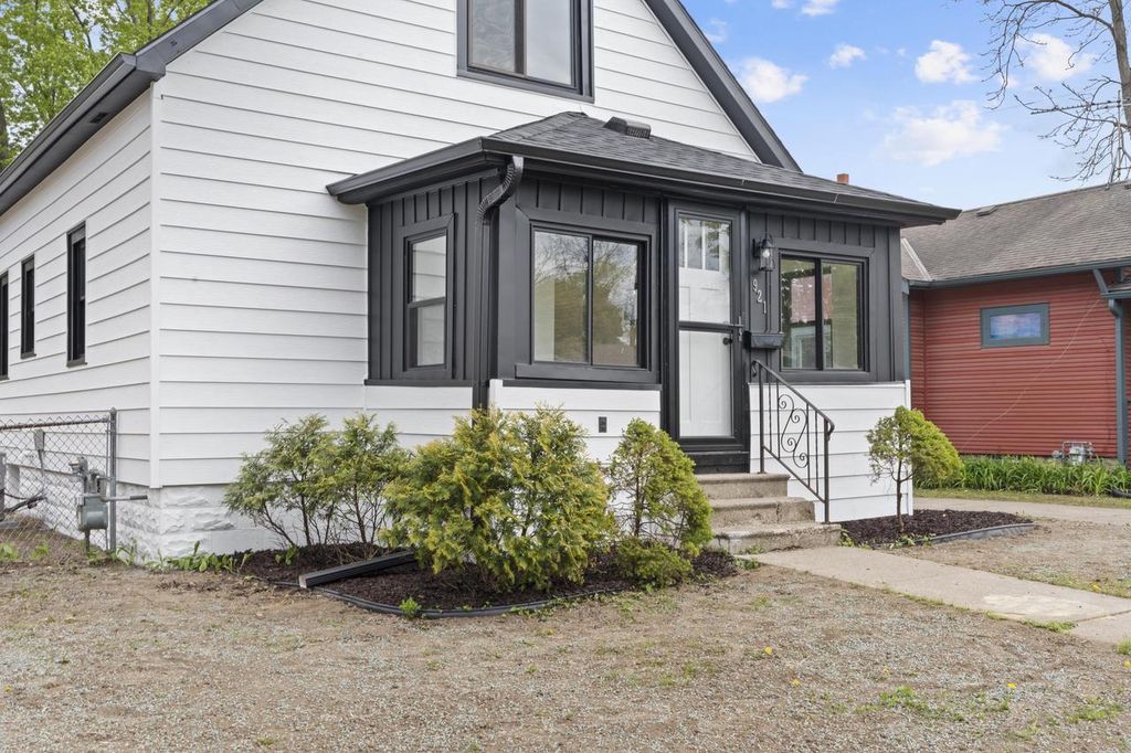 Photo of 921 Perkins AVENUE, Waukesha, WI 53186 (MLS # 1961397)