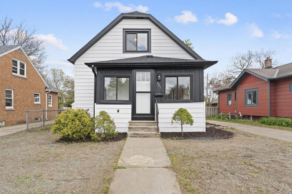 Photo of 921 Perkins AVENUE, Waukesha, WI 53186 (MLS # 1961397)