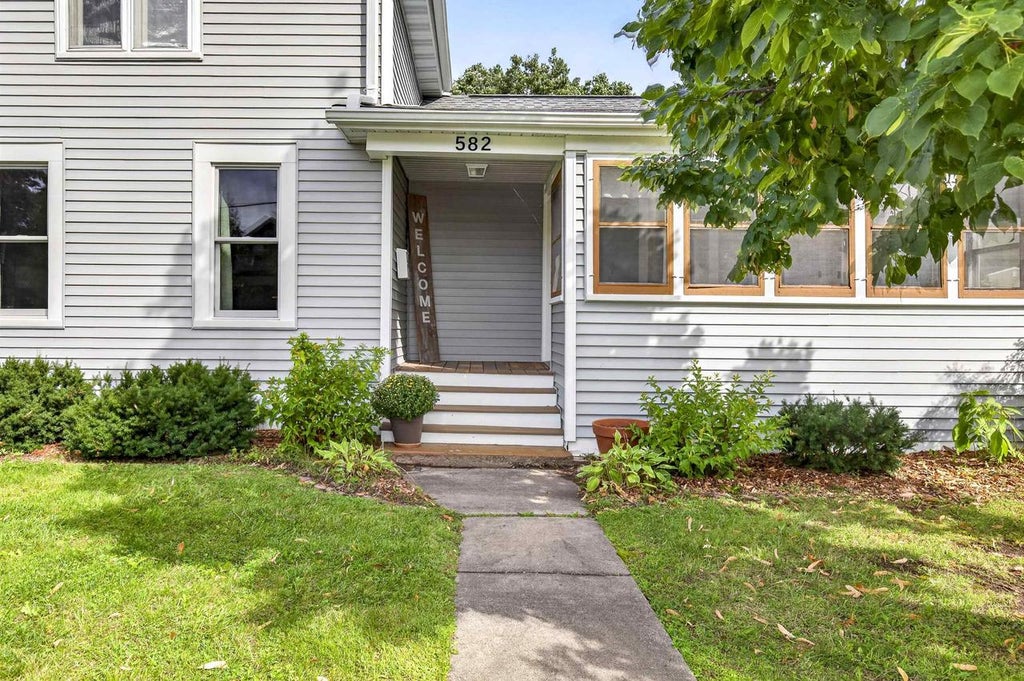 Photo of 582 Oak STREET, Neenah, WI 54956 (MLS # 50332868)