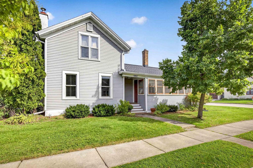 Photo of 582 Oak STREET, Neenah, WI 54956 (MLS # 50332868)