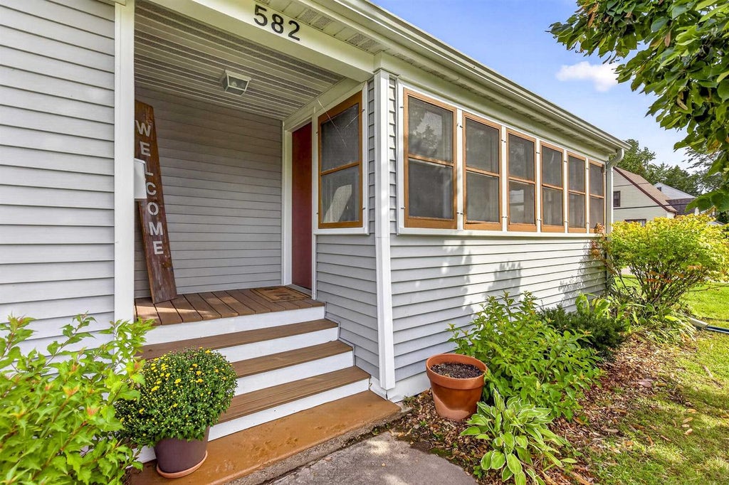 Photo of 582 Oak STREET, Neenah, WI 54956 (MLS # 50332868)
