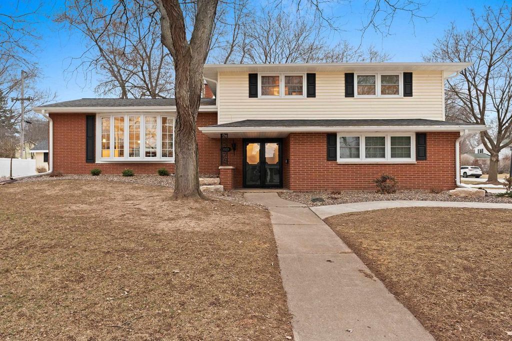 Photo of 3520 Briar TERRACE, Green Bay, WI 54301 (MLS # 50322979)