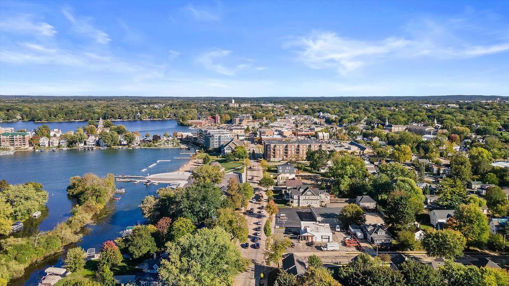 Photo of 914 W Wisconsin AVENUE, Oconomowoc, WI 53066 (MLS # 1939037)