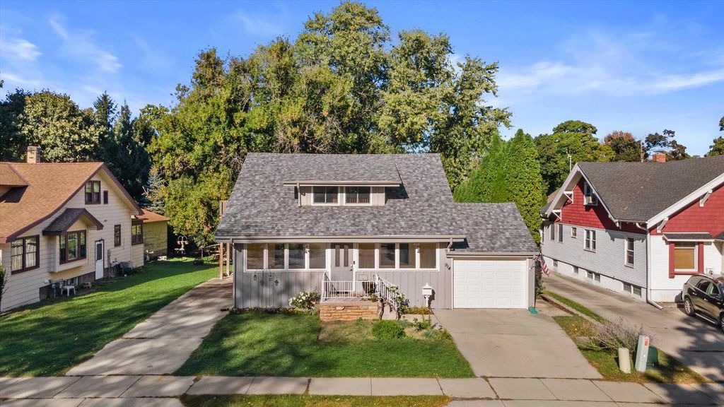 Photo of 914 W Wisconsin AVENUE, Oconomowoc, WI 53066 (MLS # 1939037)