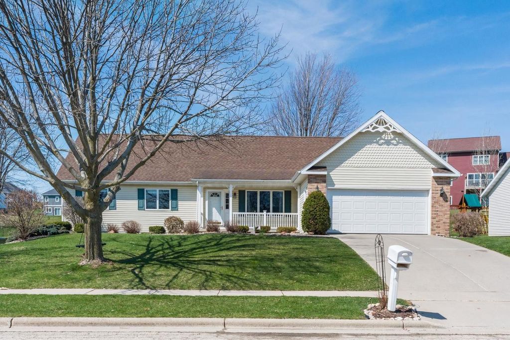 Photo of 565 Oakwood DRIVE, Oregon, WI 53575 (MLS # 2020132)