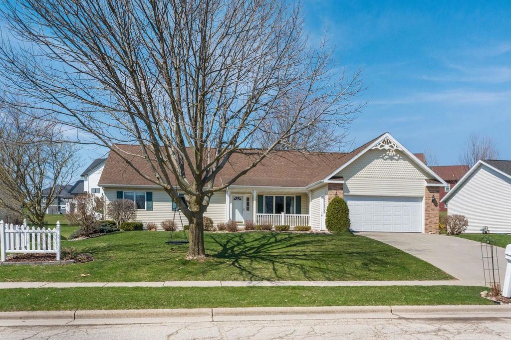 Photo of 565 Oakwood DRIVE, Oregon, WI 53575 (MLS # 2020132)