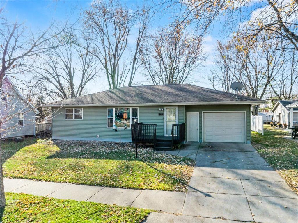 Photo of 504 W 4th STREET, Marshfield, WI 54449 (MLS # 22505536)