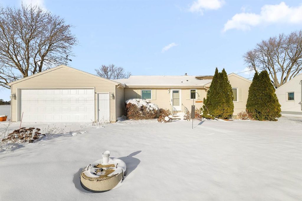 Photo of W6807 W Grove STREET, Fond Du Lac, WI 54937 (MLS # 50318944)