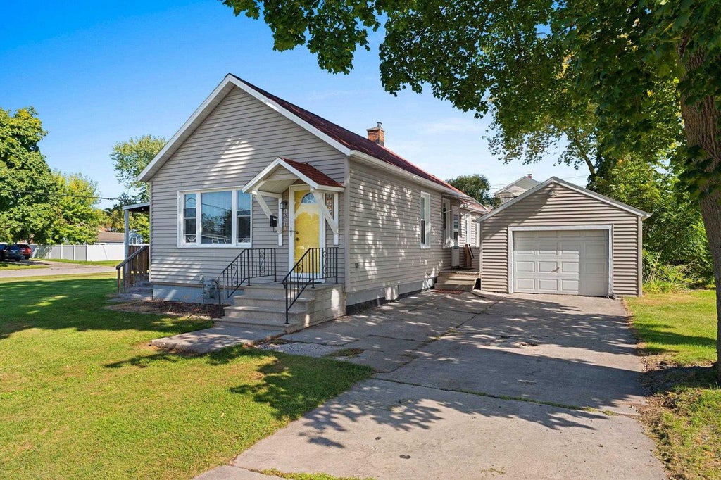 Photo of 1571 Charles STREET, Green Bay, WI 54302 (MLS # 50332930)