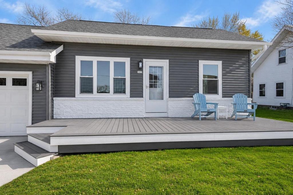 Photo of 303 S 1st AVENUE, Winneconne, WI 54988 (MLS # 50325546)