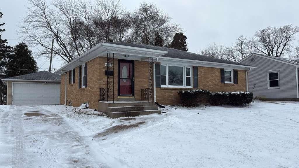 Photo of 1801 Arlington Ave AVENUE, Racine, WI 53403 (MLS # 1947343)