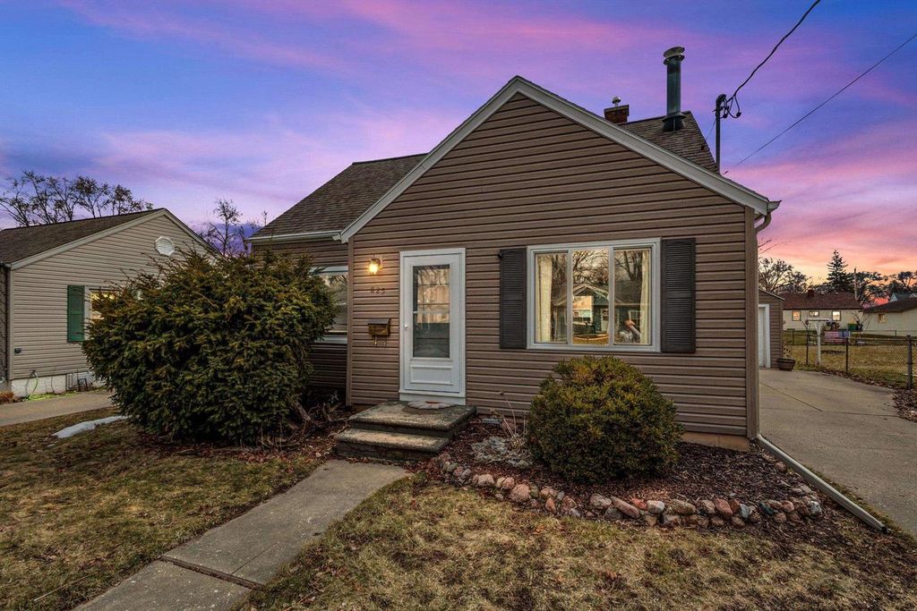 Photo of 825 15th AVENUE, Green Bay, WI 54304 (MLS # 50323151)