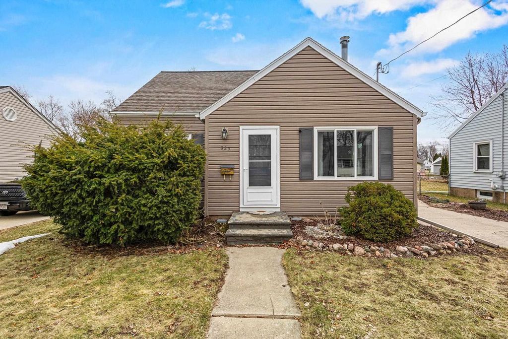 Photo of 825 15th AVENUE, Green Bay, WI 54304 (MLS # 50323151)