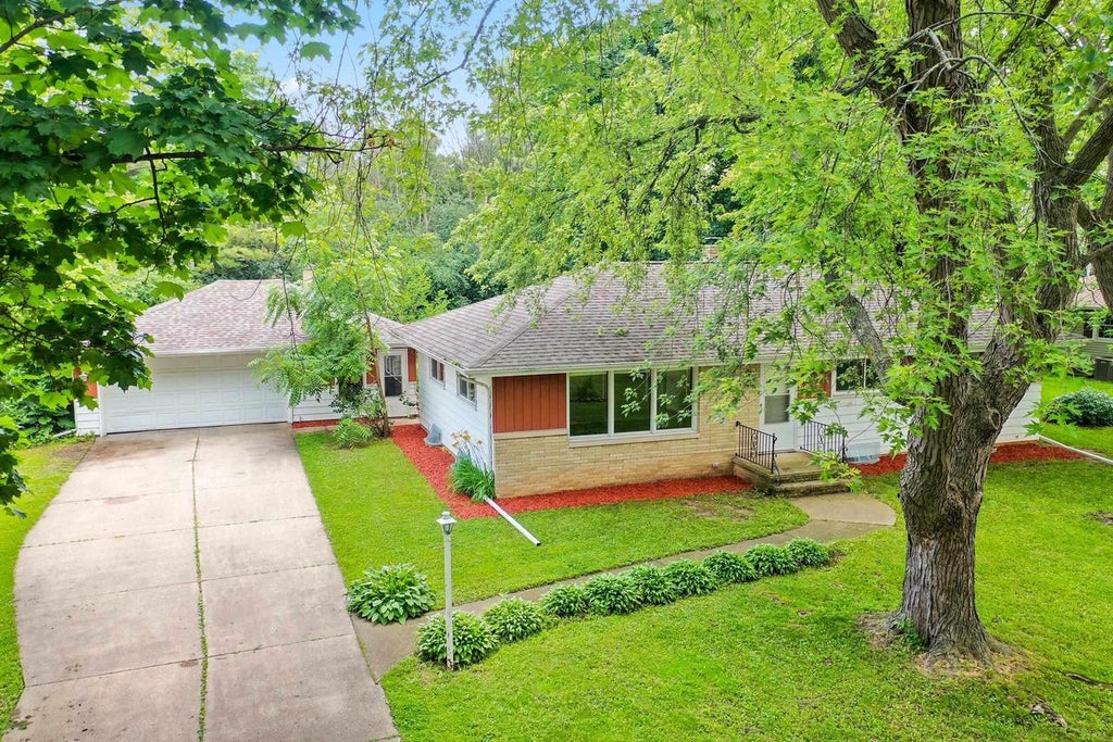 Photo of 1502 S van Dyke ROAD, Appleton, WI 54914 (MLS # 50328337)