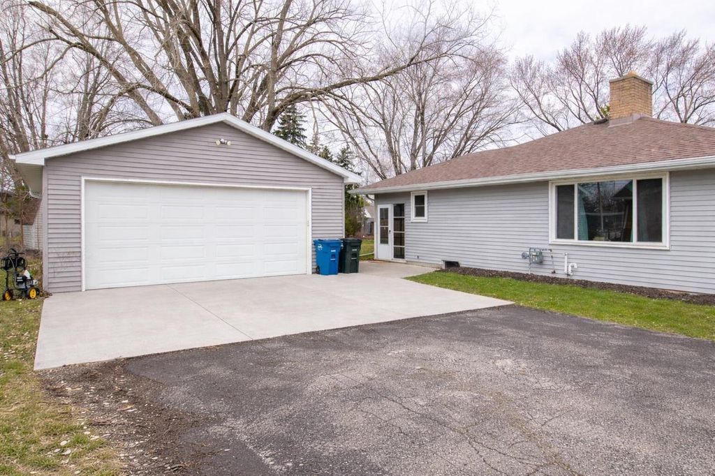 Photo of 1380 Lakeview LANE, Menasha, WI 54952 (MLS # 50323567)