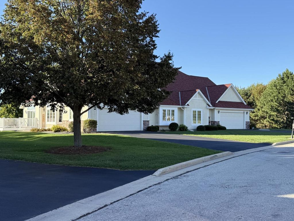 Photo of 3935 S Fohr DRIVE, New Berlin, WI 53151 (MLS # 1938056)