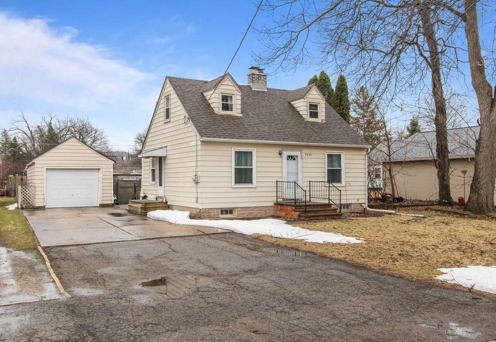 Photo of 2436 Hickory LANE, Appleton, WI 54915 (MLS # 50322973)