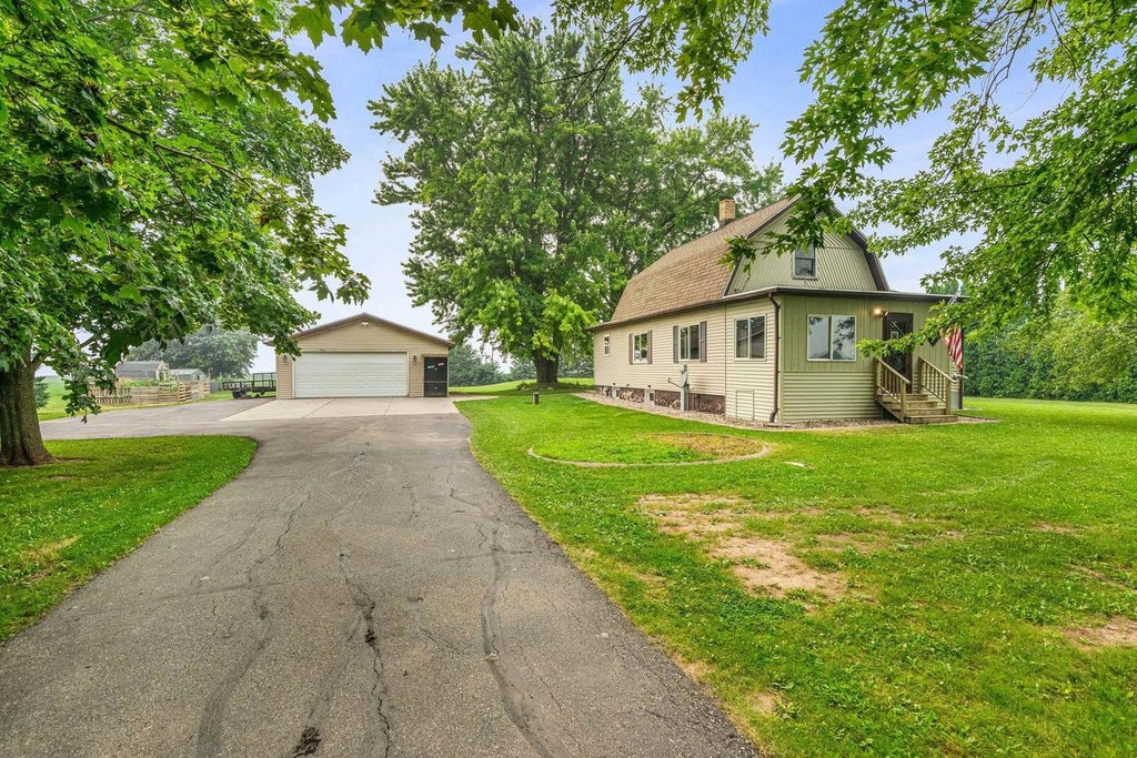 Photo of N5403 County Rd W RD, New London, WI 54961 (MLS # 50329331)