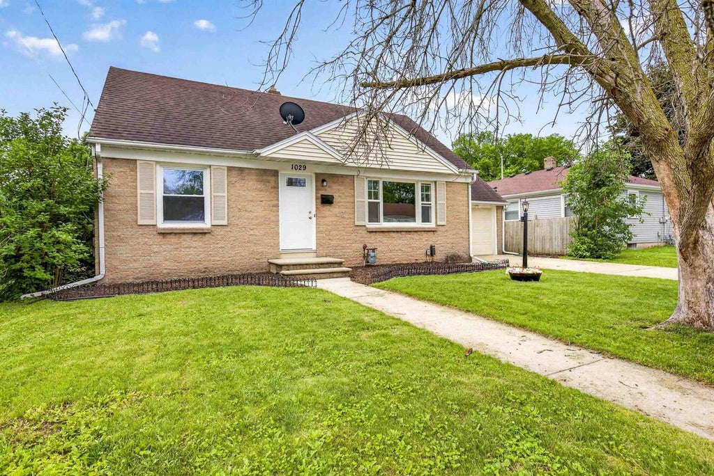 Photo of 1029 Langlade AVENUE, Green Bay, WI 54304 (MLS # 50328611)