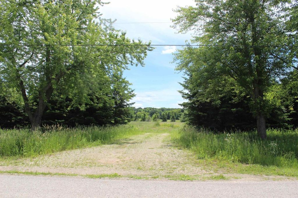 Photo of Maplewood LANE, Fond Du Lac, WI 54935 (MLS # 50325719)