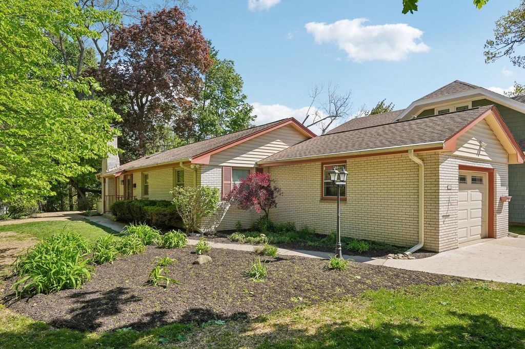 Photo of 7130 Maple TERRACE, Wauwatosa, WI 53213 (MLS # 1962767)