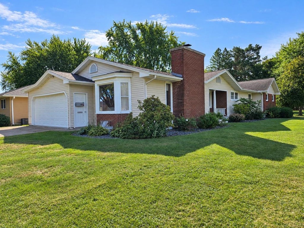 Photo of 601 S Maryknoll AVENUE, Marshfield, WI 54449 (MLS # 22604580)