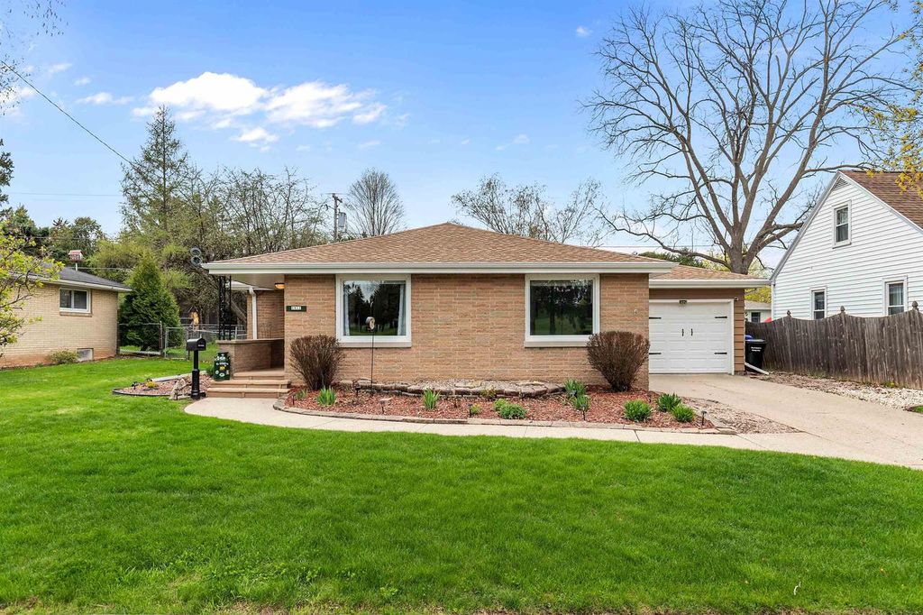 Photo of 1911 S Carpenter STREET, Appleton, WI 54915 (MLS # 50324686)