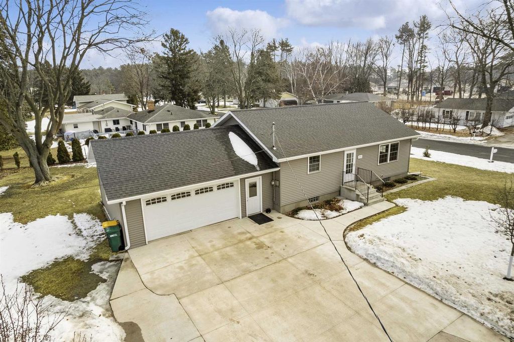 Photo of 2912 Shore DRIVE, Marinette, WI 54143 (MLS # 50321293)