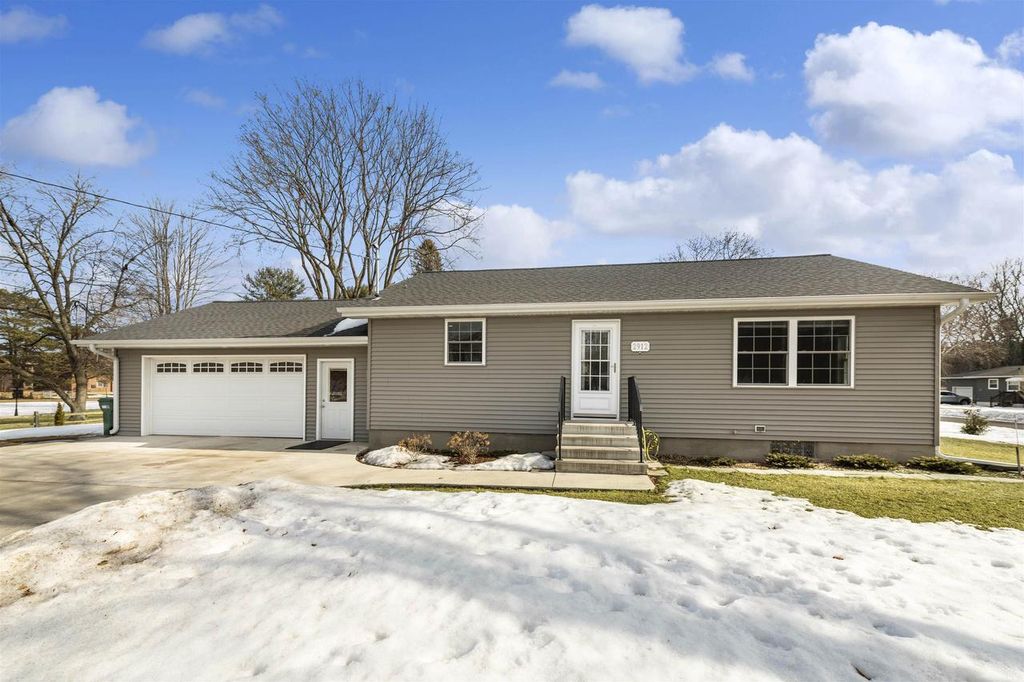Photo of 2912 Shore DRIVE, Marinette, WI 54143 (MLS # 50321293)