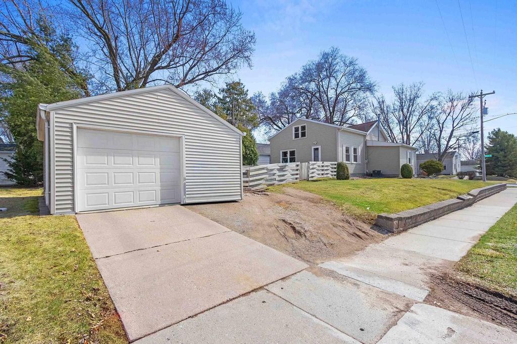 Photo of 846 Oak STREET, De Pere, WI 54115 (MLS # 50323513)