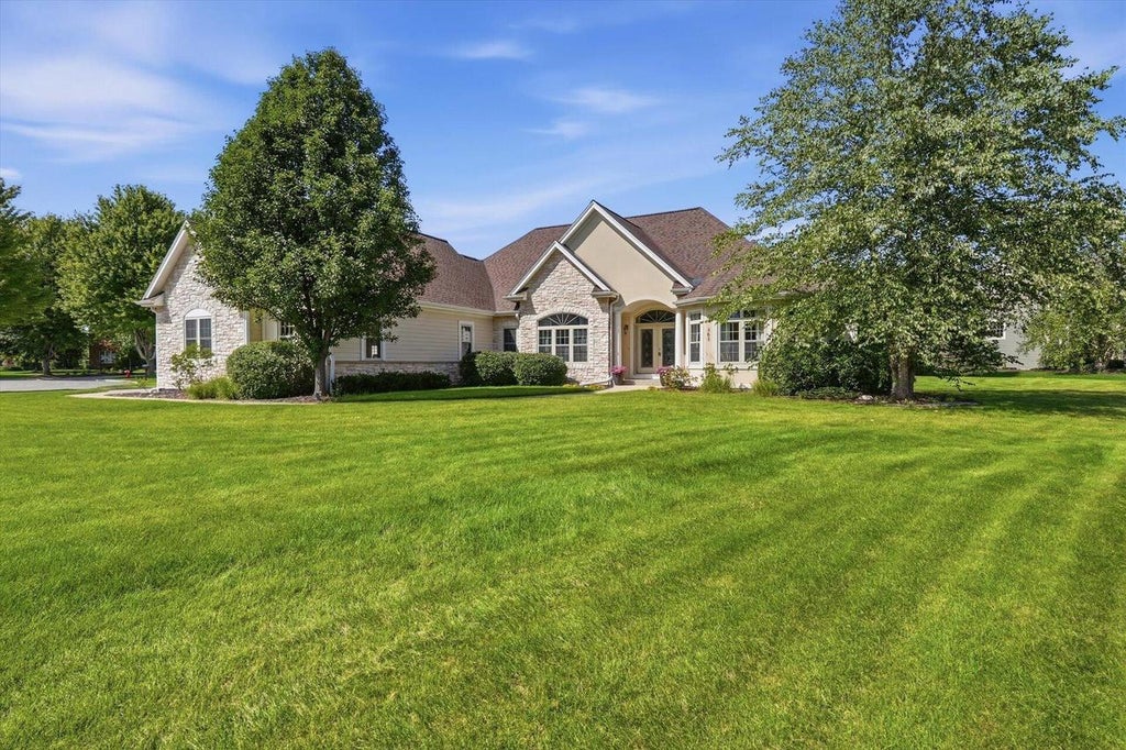 Photo of 363 Sunshine DRIVE, Hartland, WI 53029 (MLS # 1980209)