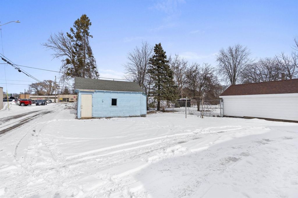 Photo of 540 W 10th AVENUE, Oshkosh, WI 54902 (MLS # 50320909)